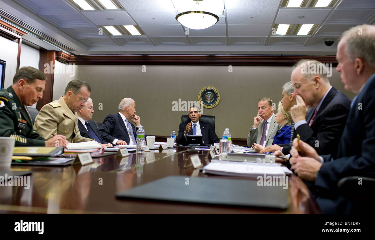 Il presidente Obama si incontra con il suo team di sicurezza nazionale sull' Afghanistan e Pakistan nella situazione stanza della casa bianca Foto Stock