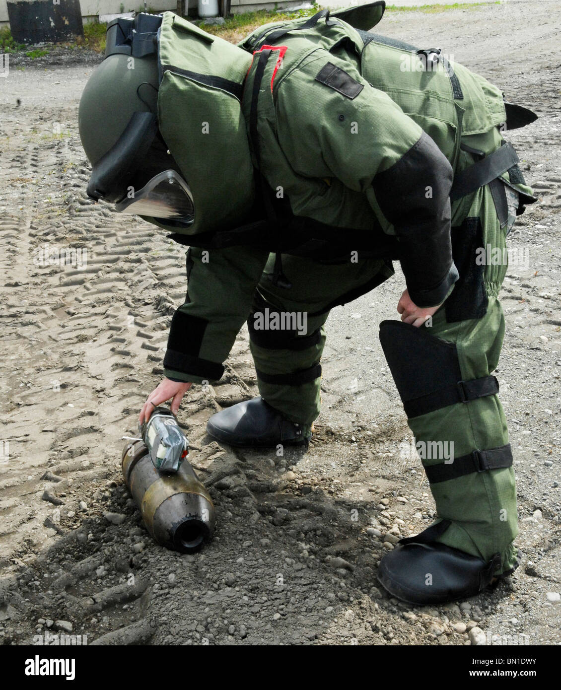 Airman 1. classe Monica Benzien funziona su un 75-pound "esplosivo" durante un esercizio, 17 giugno 2010 Foto Stock