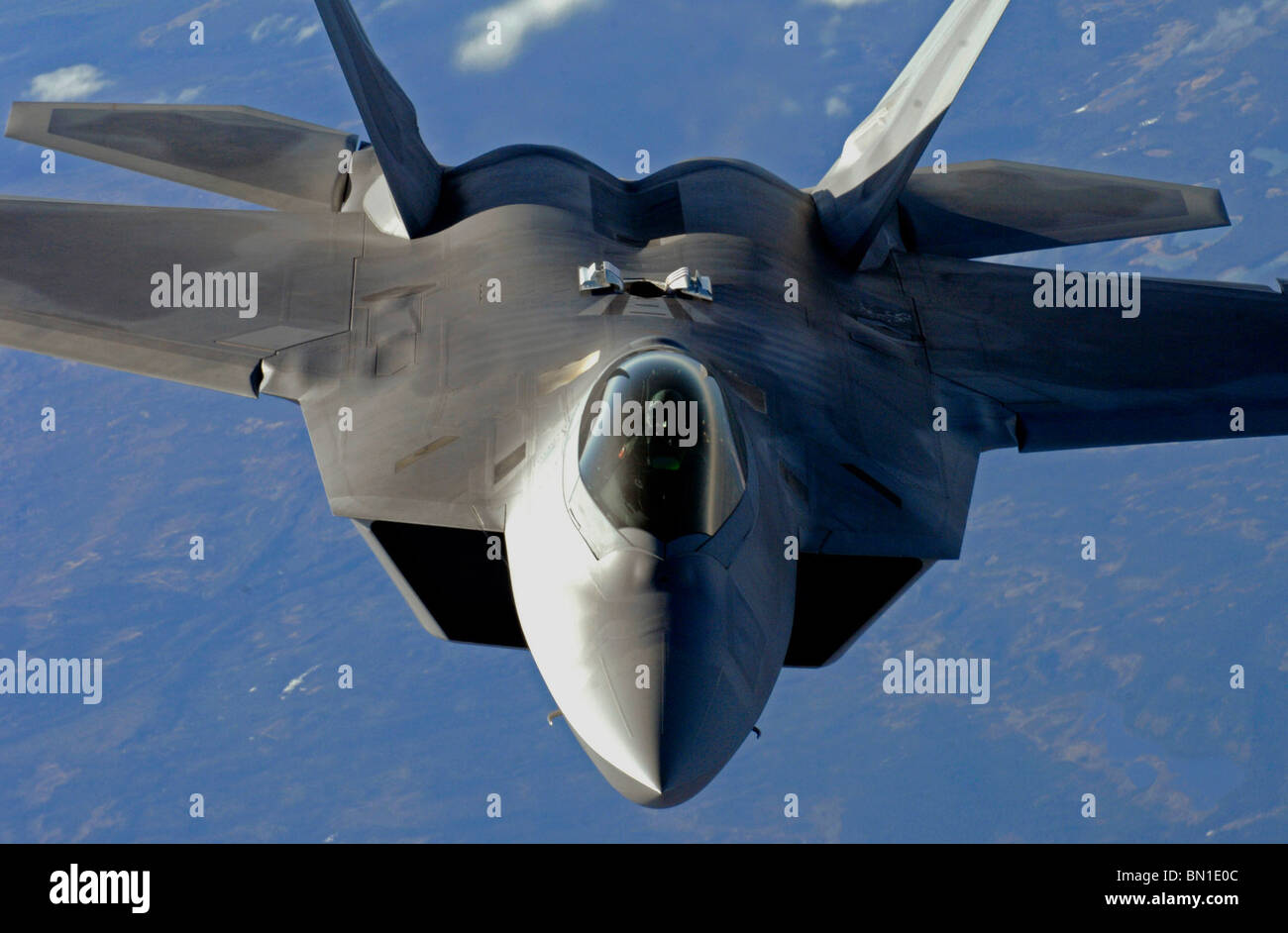 F-22 Raptor da Elmendorf Air Force Base in Alaska, scende di nuovo dopo la ricezione del carburante da un KC-135 Stratotanker Foto Stock