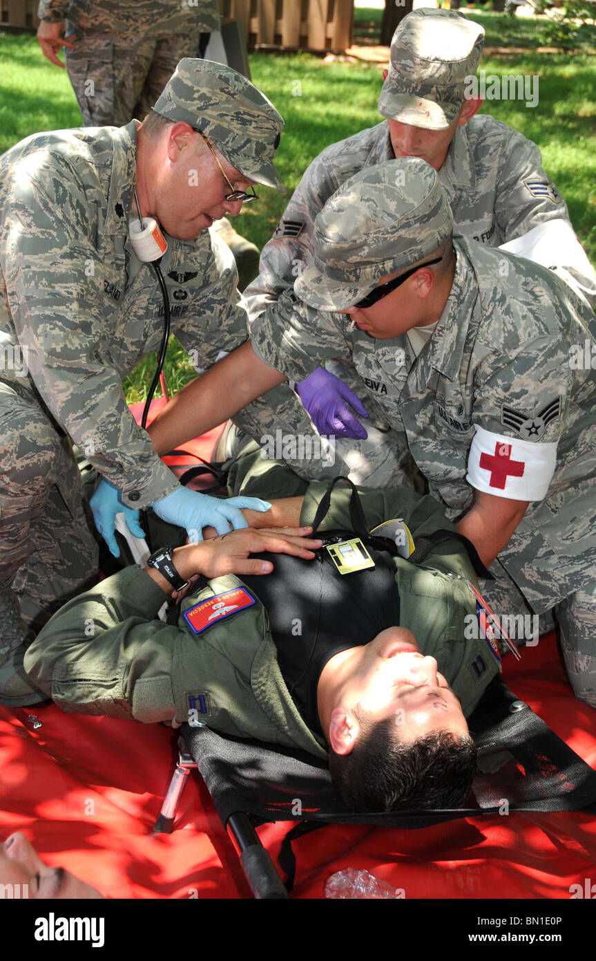 Membri dalla 97th Medical Group a Altus Air Force Base, Okla., fornire assistenza medica a un ruolo di giocatore Giugno 1, 2010. Foto Stock