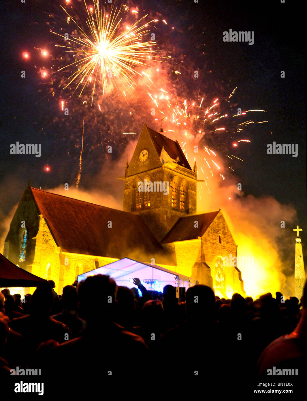 Raffica di fuochi d'artificio Giugno 5, 2010, sopra una chiesa di San semplice Eglise, Francia, durante la commemorazione del 66D-giorno anniversario Foto Stock