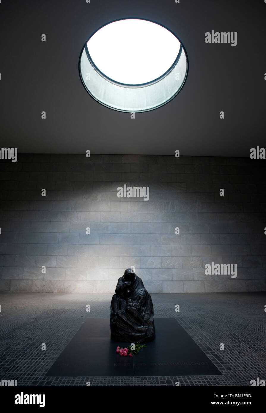 Interno della Neue Wache Memoriale di guerra in Mitte Berlino Germania Foto Stock