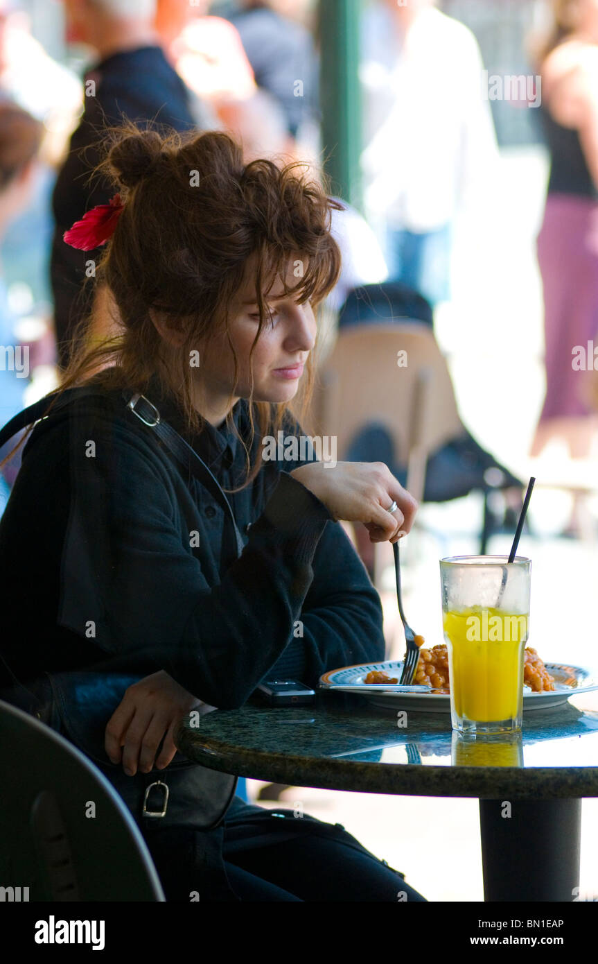 Piuttosto giovane donna alla colazione presso la caffetteria di strada a Fremantle Australia Occidentale Foto Stock