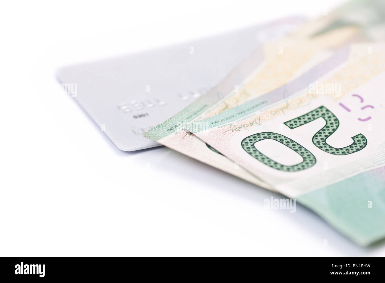 L'angolo dei due venti canadese le fatture del dollaro su un argento carta di credito, isolato su bianco. Foto Stock
