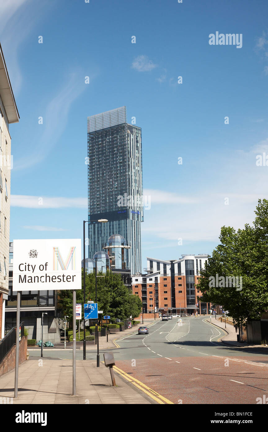 Guardando verso il centro della città di Manchester dal City road con Beetham Tower e Hilton hotel Foto Stock