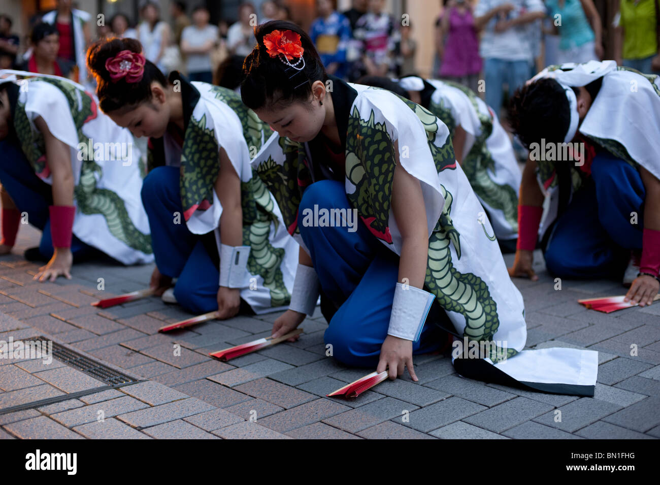 Giovani donne giapponesi preformare una danza al tramonto durante un festival estivo in Okaya, Giappone. Foto Stock