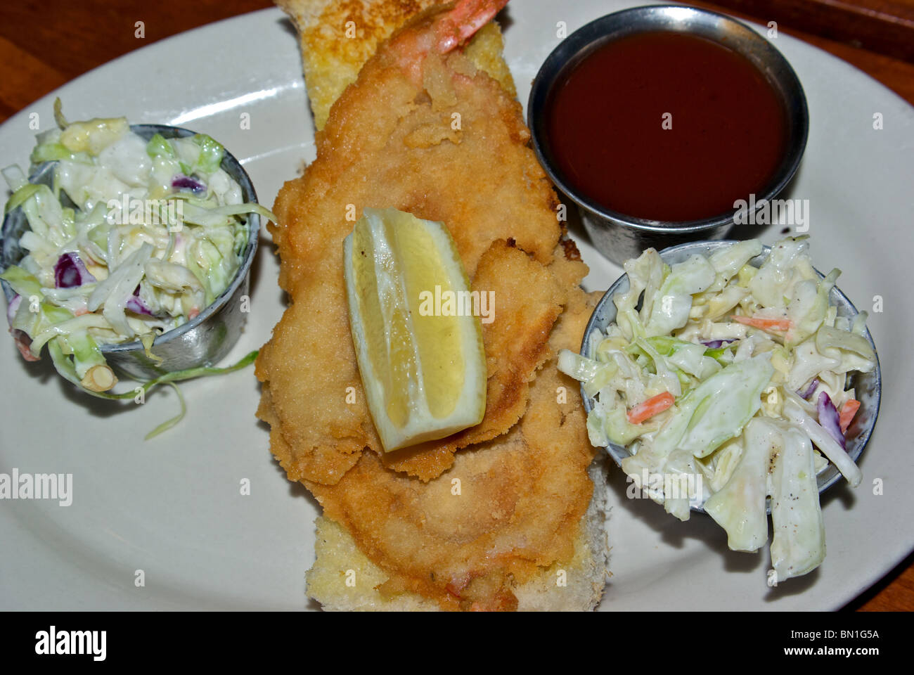 Piccolo Herby K della costa del Golfo gamberetti buster povero ragazzo pranzo sandwich con cole slaw di pomodoro e salsa di immersione Foto Stock