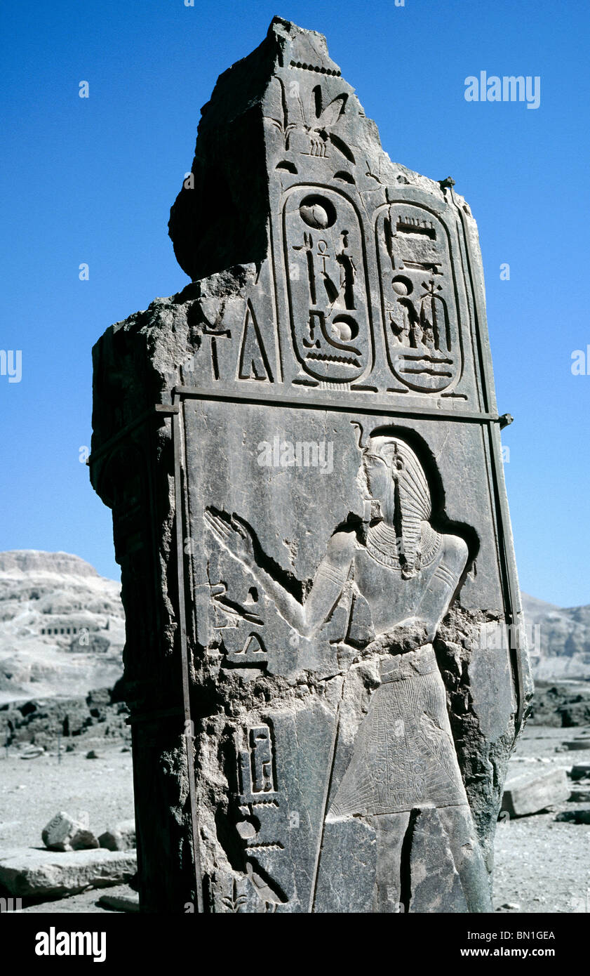 In basalto nero stele che mostra un'immagine di Ramesse II al Ramesseum su Luxor West Bank. Foto Stock