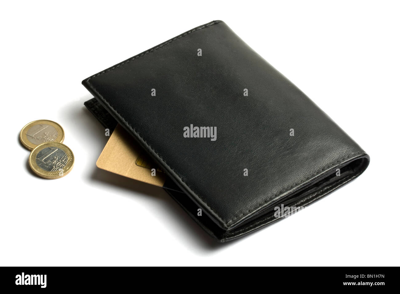 Custodia nera con monete e carta di credito isolato su bianco Foto Stock