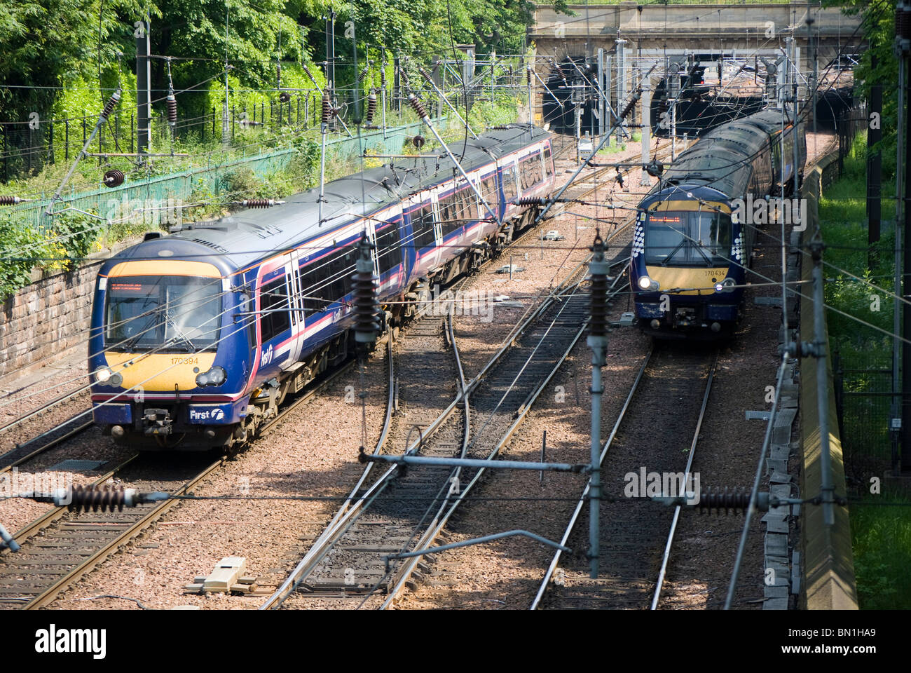 I treni diesel passando attraverso i giardini di Princes Street, Edimburgo, Scozia. Foto Stock