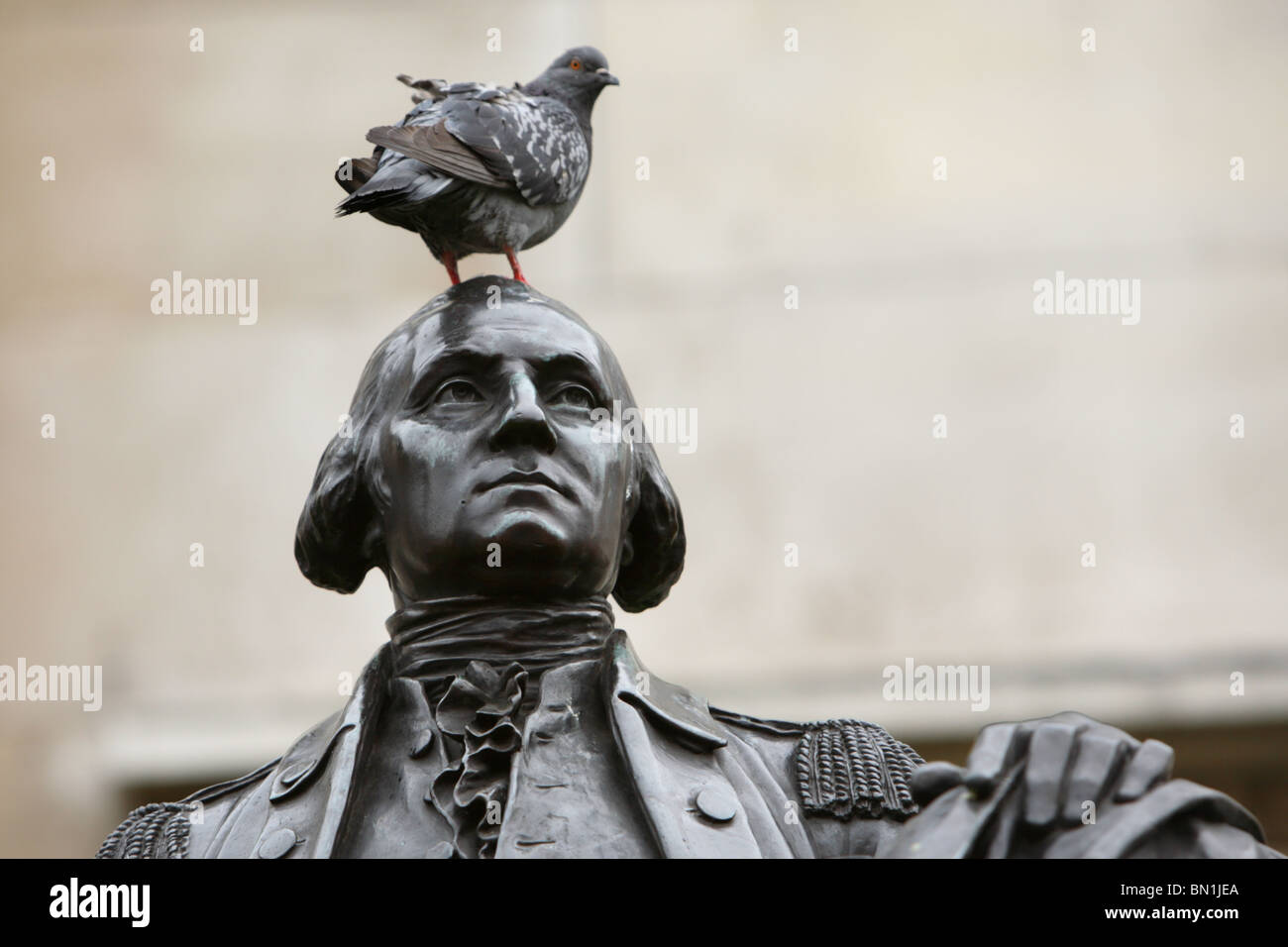 La statua di George Washington con un piccione sulla sua testa dalla National Gallery in Trafalgar Square, Westminster, Londra, WC2. Foto Stock