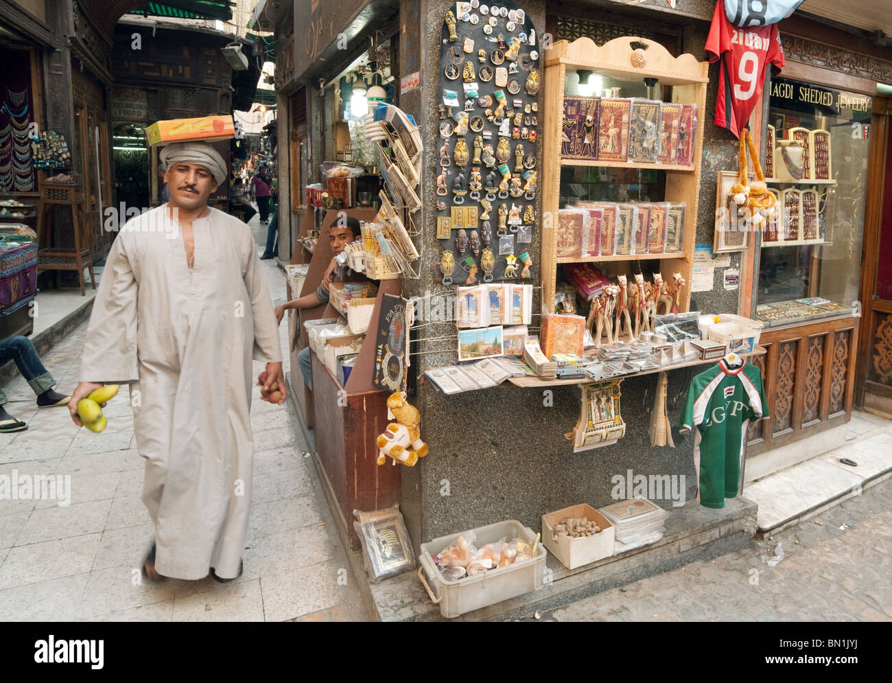 Bancarelle e stallkeeper nel mercato di Khan al Khalili, quartiere islamico, Cairo Egitto Nord Africa Foto Stock
