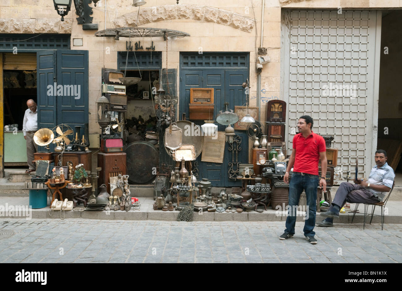 Stile di vita del Cairo; Un commerciante e la sua bancarella si sono stabiliti in strada nel mercato di Khan al Khalili, quartiere islamico, Egitto del Cairo Nord Africa Foto Stock