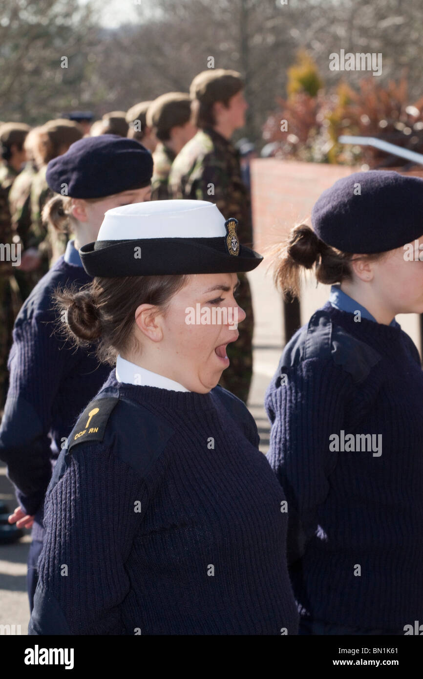 Giovane donna addetto navale sbadigli di una combinazione di officer cadet corps ispezione Foto Stock
