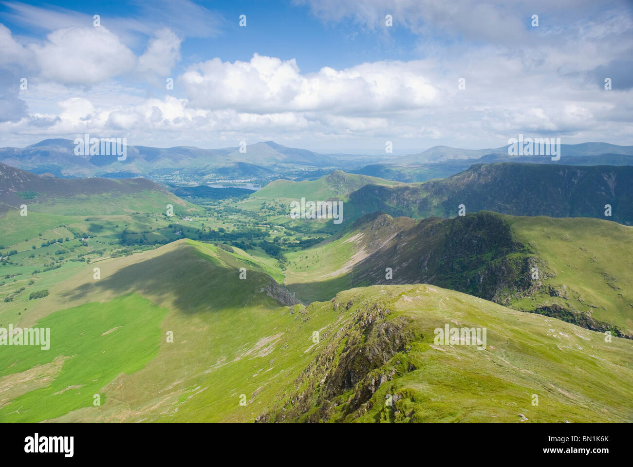 Vista dal Lake District è sceso Robinson, verso la valle di Newlands, Cat campane e Keswick Foto Stock