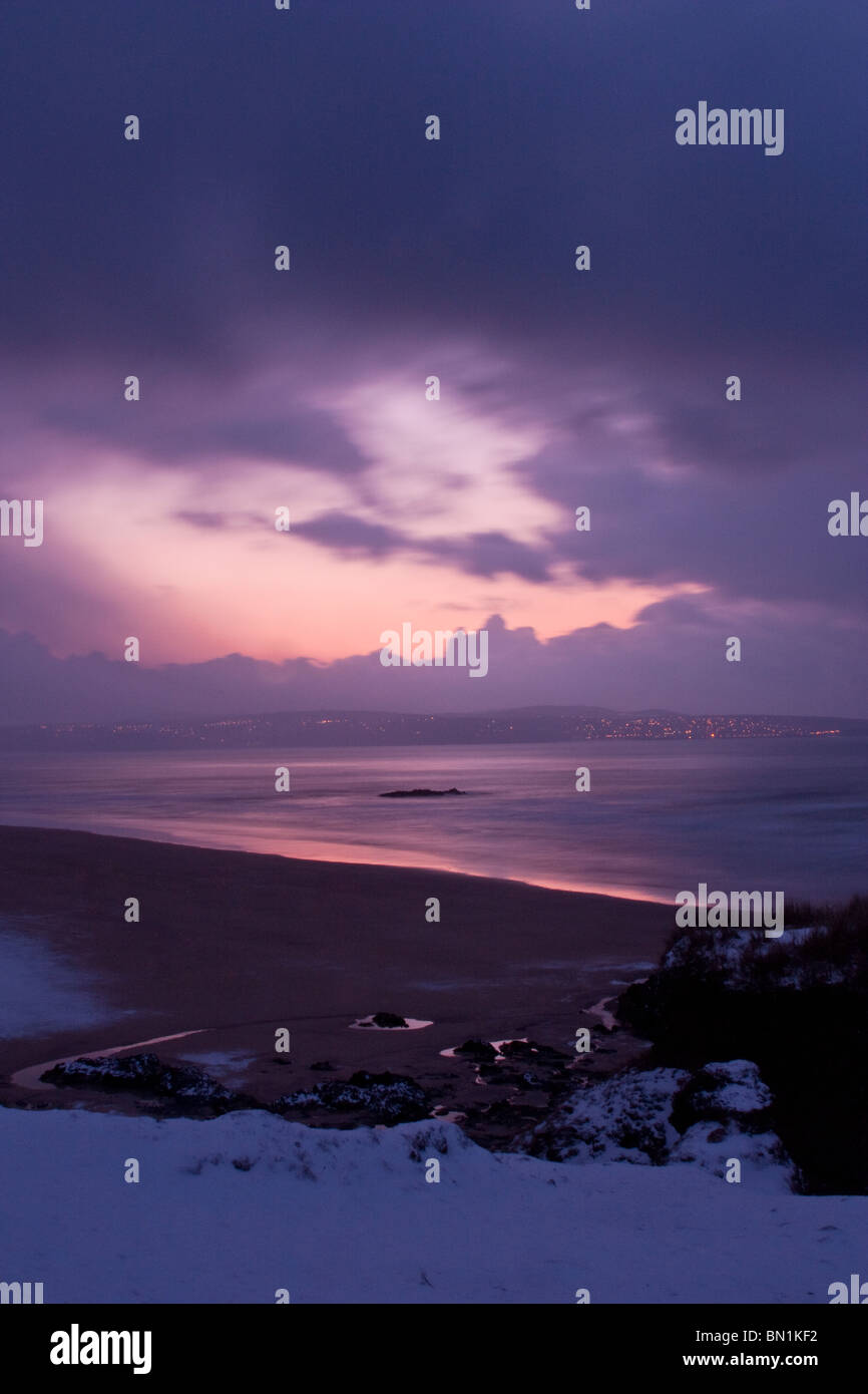 Drammatica nuvole in movimento su un innevato paesaggio marino Foto Stock