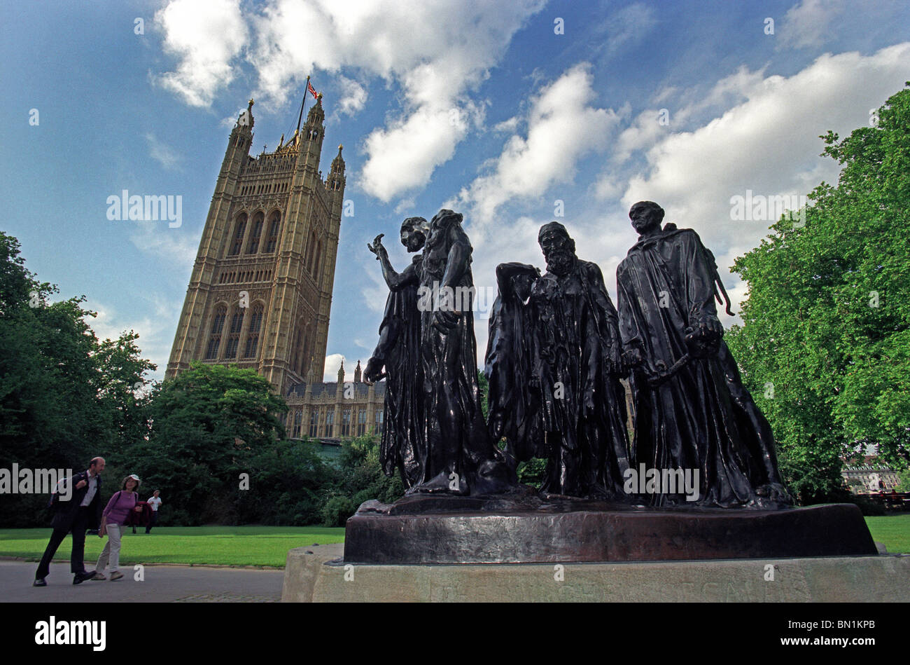 Les Bourgeois de Calais o i borghesi di Calais nella torre di Victoria Gardens con le case del Parlamento a Londra, cast 1908 Foto Stock