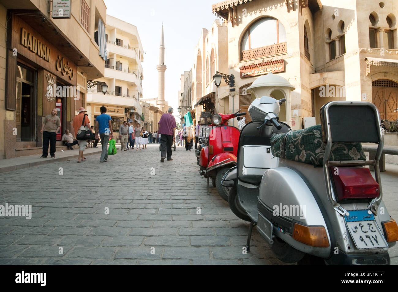 Stile di vita Egitto; scena di strada con scooter, nel quartiere islamico, Cairo Egitto nord Africa Foto Stock