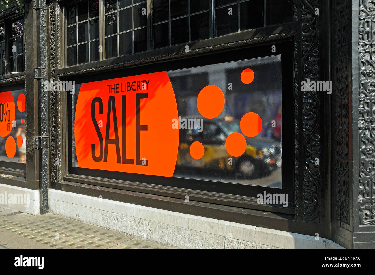 Il Liberty vendita sign in vetrina Londra Inghilterra REGNO UNITO Foto Stock