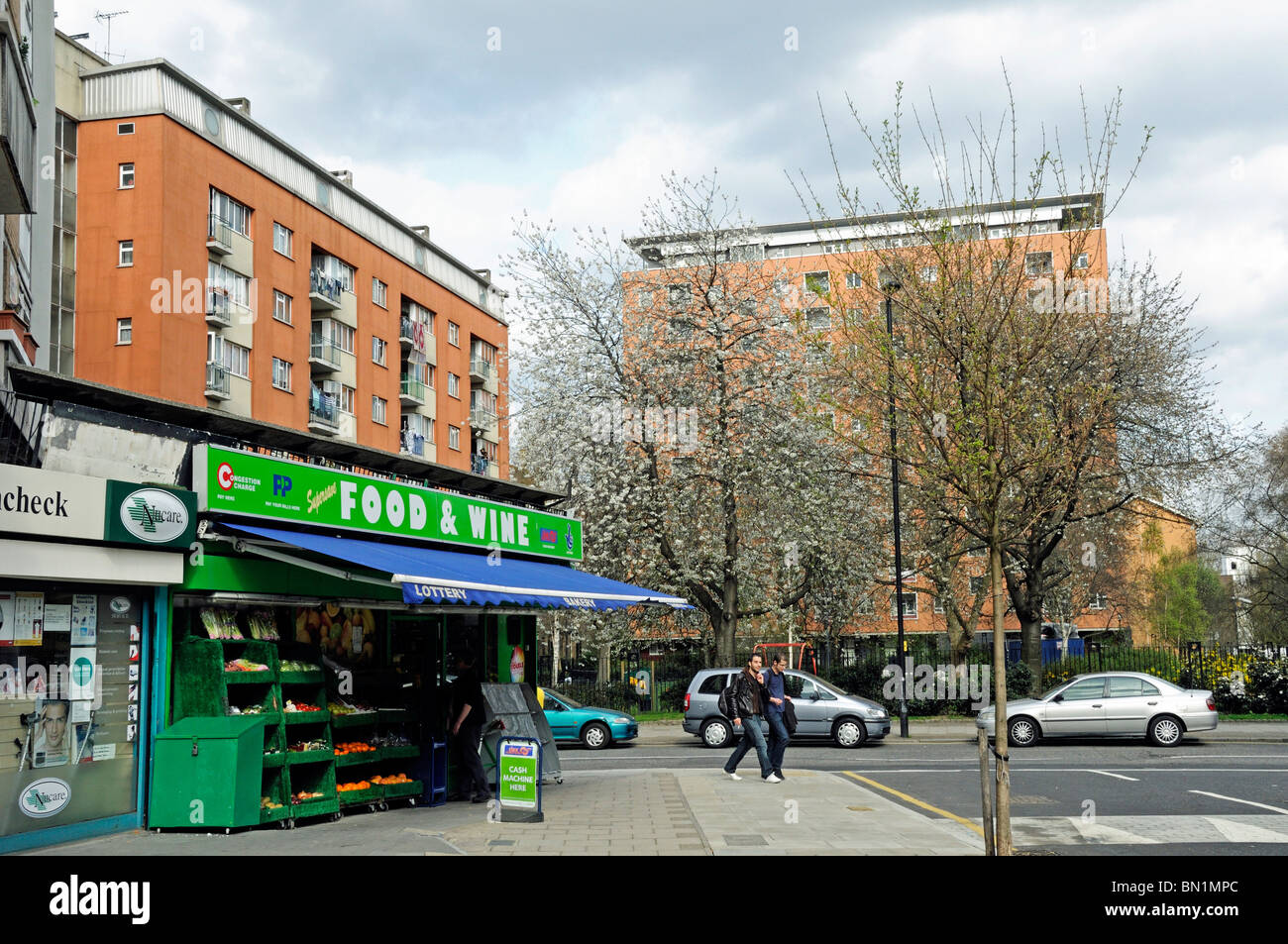 Il cibo locale e wine shop Camden Londra Inghilterra REGNO UNITO Foto Stock Il cibo locale e wine shop Camden Londra Inghilterra REGNO UNITO Foto Stock