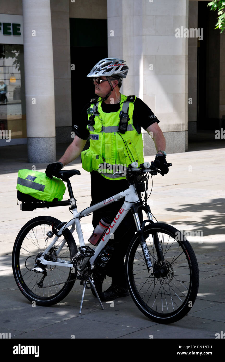 Il poliziotto di pattuglia di bicicletta da San Paolo cattedrale, Ludgate Hill, City of London, Londra, Inghilterra, Regno Unito Foto Stock