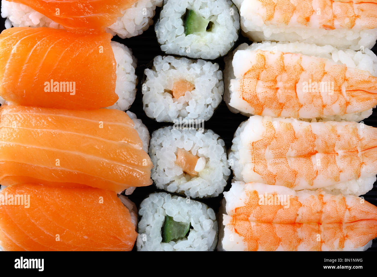 Diversi i sushi e sashimi pezzi in una scatola, per prendere il via in un supermercato. Foto Stock