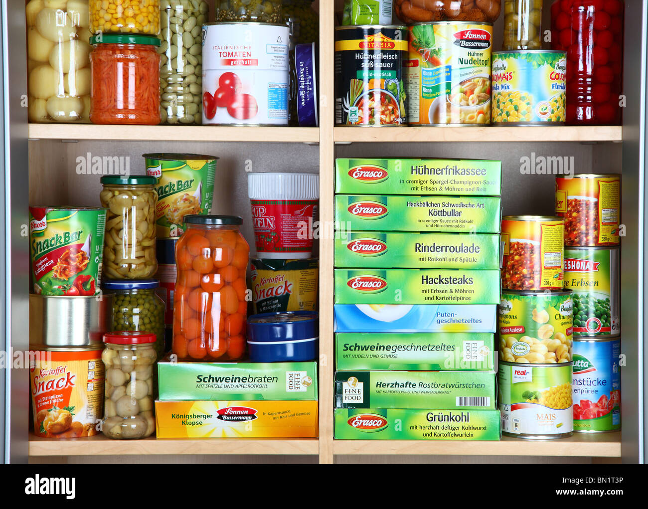 Mobile da cucina e la convenienza di prodotti alimentari. Pronto a servire i pasti, carne, verdure, zuppe, pasta, salsicce in lattine e bicchieri Foto Stock