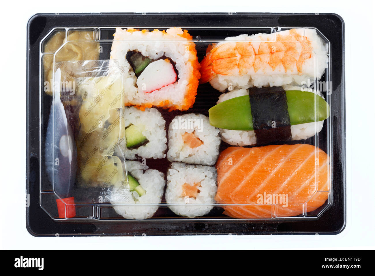 Diversi i sushi e sashimi pezzi in una scatola, per prendere il via in un supermercato. Foto Stock