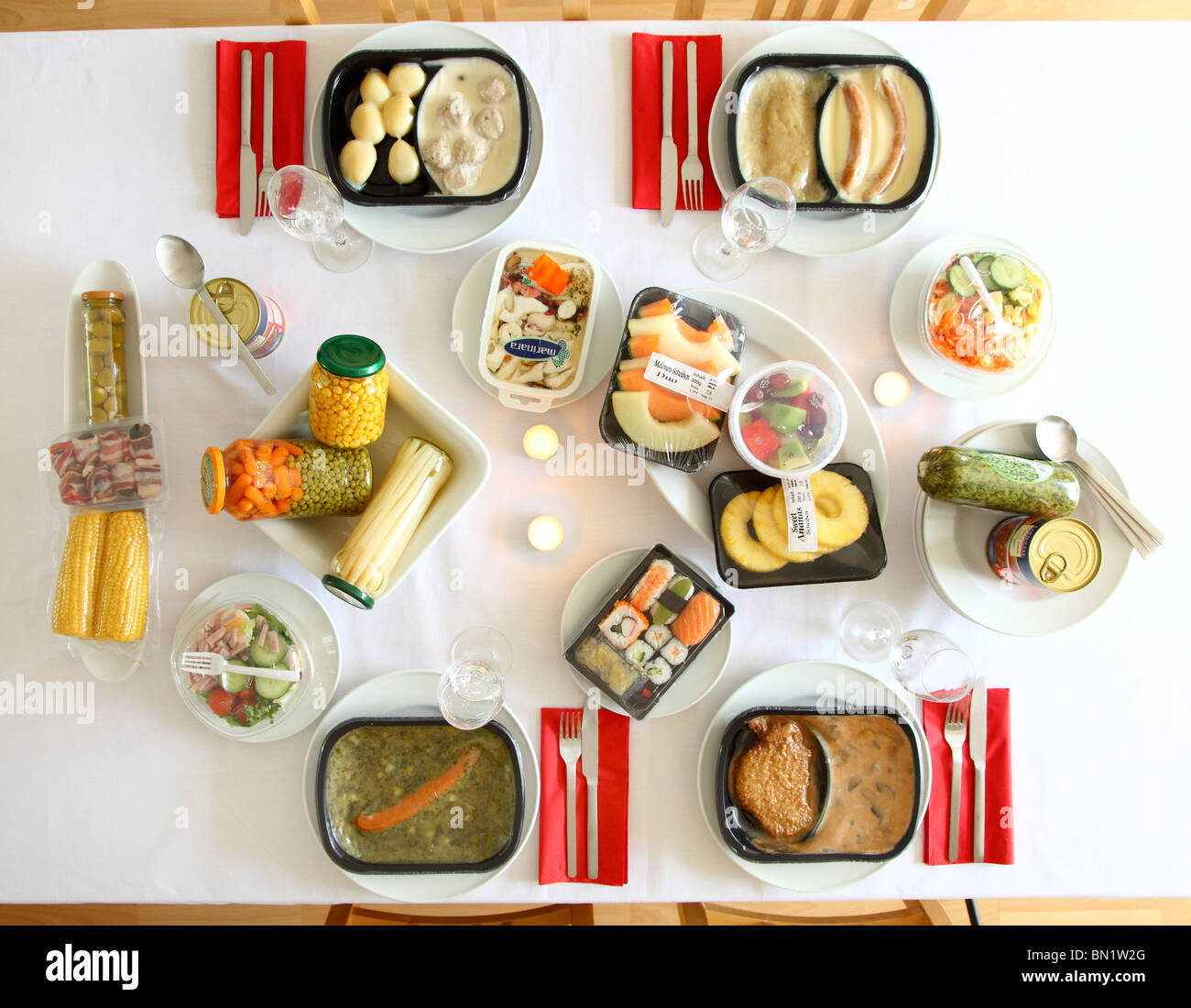 Tabella, decorate con comodità di diversi prodotti alimentari, tutti i pasti preparati e piatti. Foto Stock