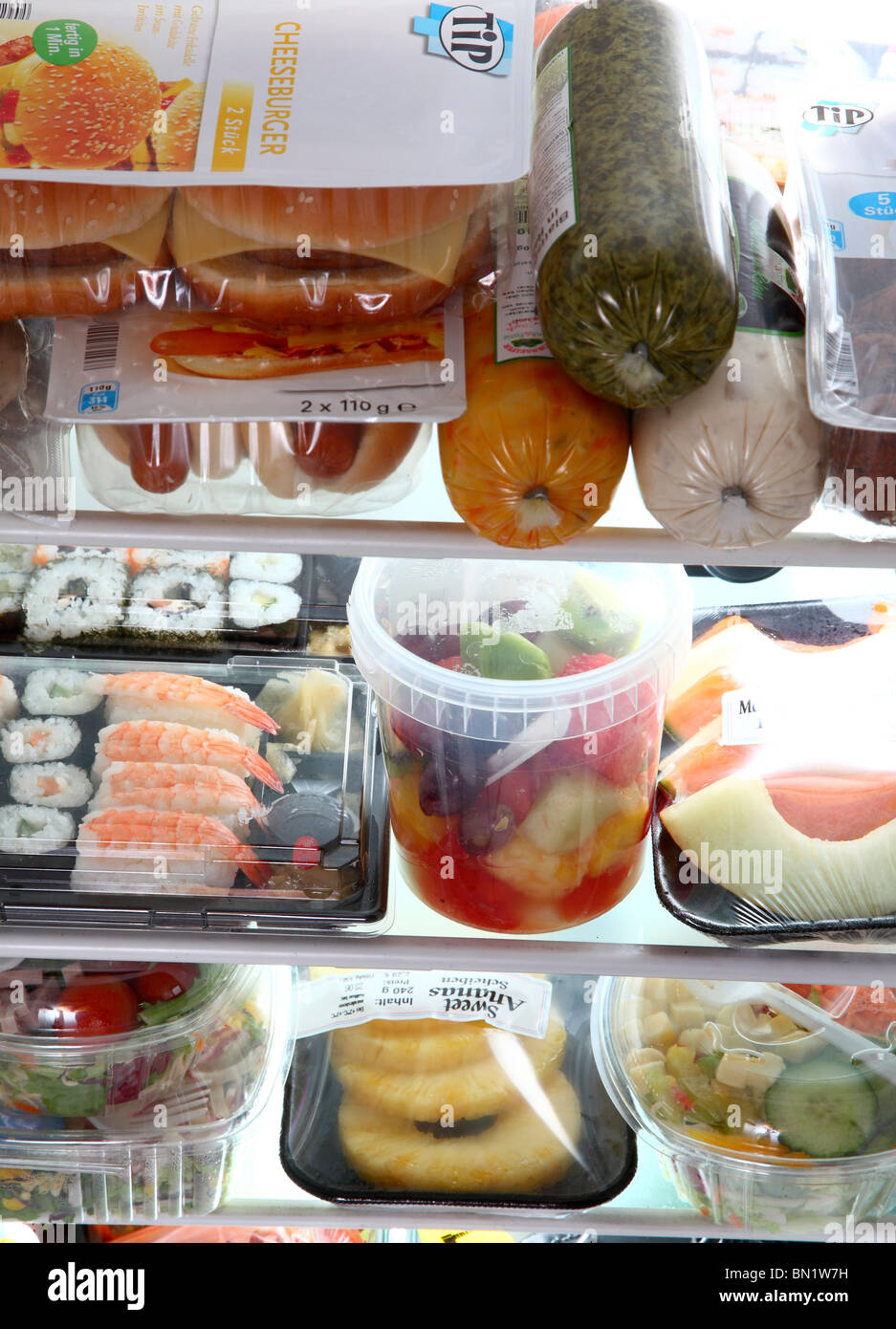 Frigorifero riempito con comodità diversi prodotti alimentari. Tutti i pasti preparati., insalate fresche, pasti, sushi, verdure. Foto Stock