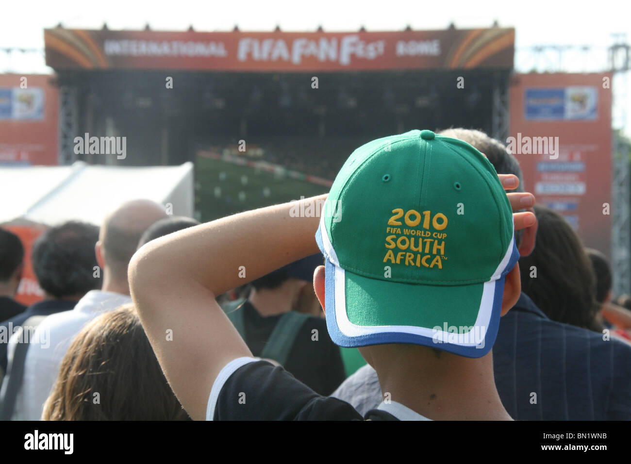 I tifosi italiani a guardare l'Italia v Slovacchia alla coppa del mondo di fan fest villaggio in roma, Italia 2010 Foto Stock