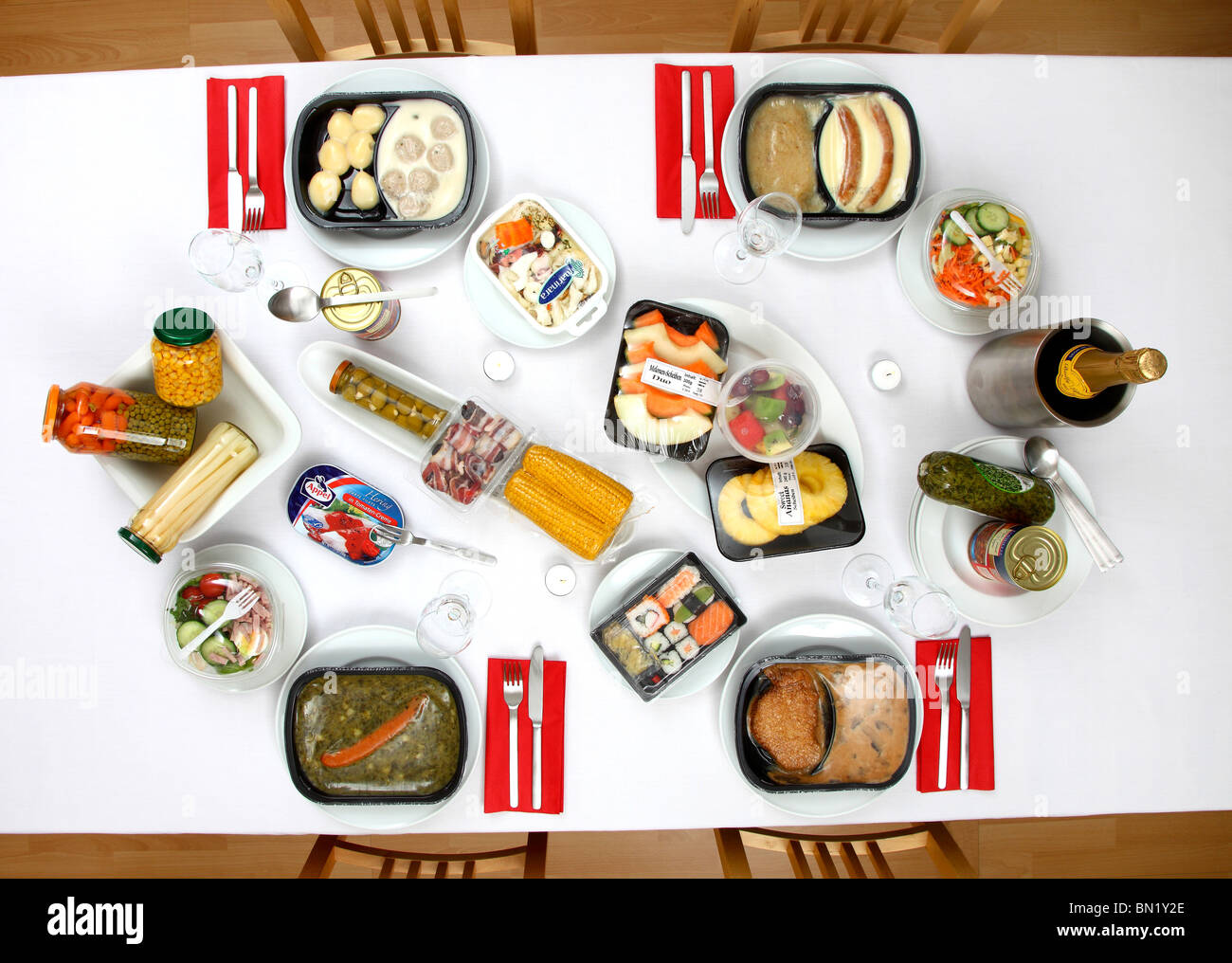 Tabella, decorate con comodità di diversi prodotti alimentari, tutti i pasti preparati e piatti. Foto Stock