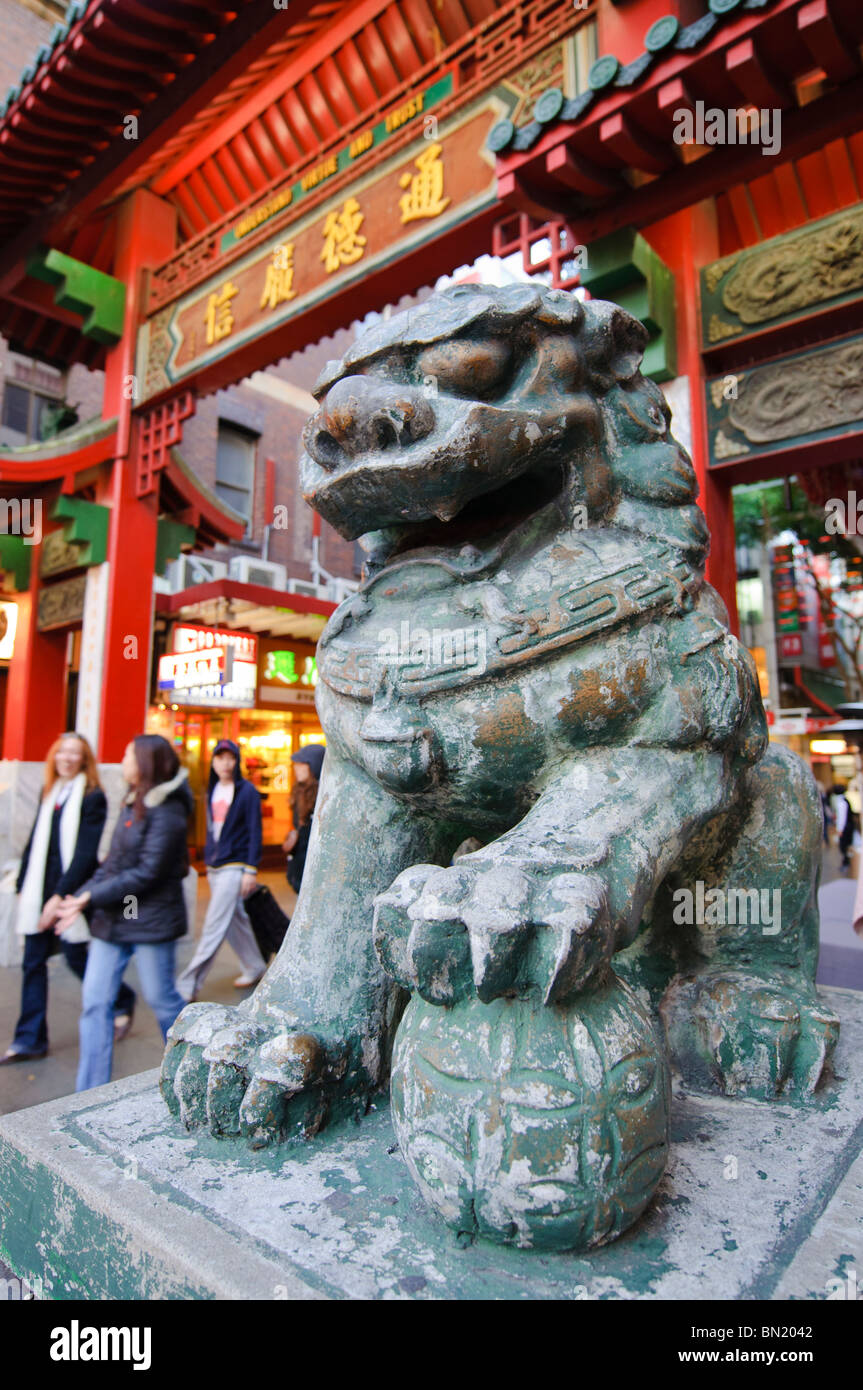 Custode lion all'entrata di Chinatown, nel tipico stile Cinese Foto Stock