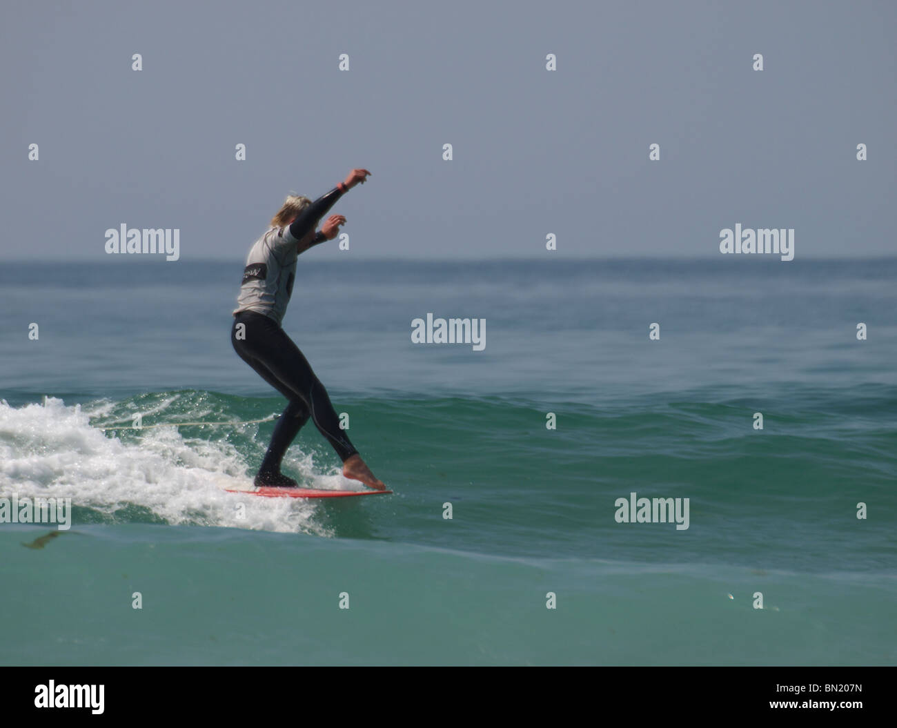 Concorrente durante l'Accademia estreme Midsummer Classic - Longboard surf contest, Cornwall Foto Stock