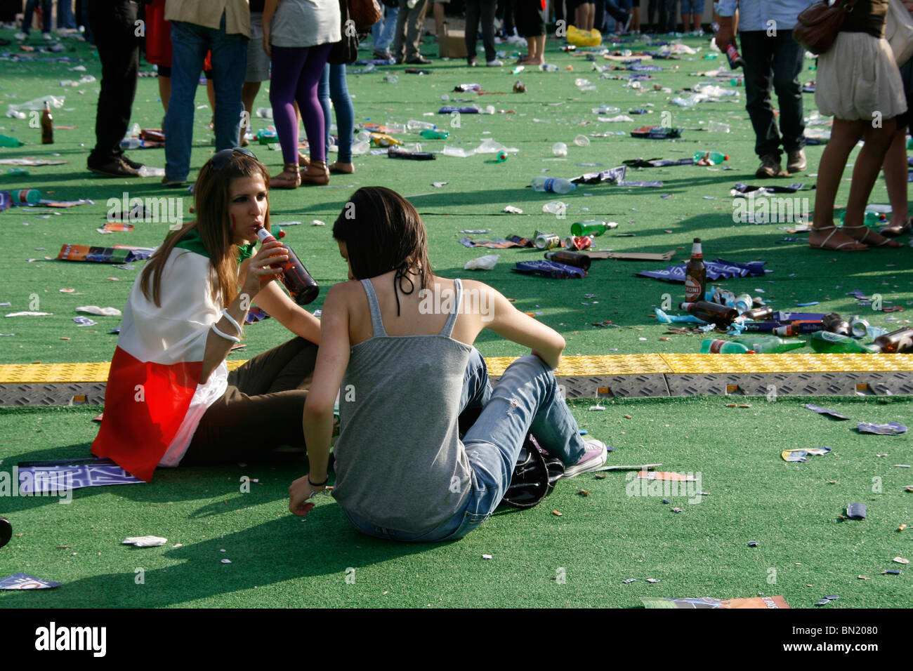 I tifosi italiani a guardare l'Italia v Slovacchia alla coppa del mondo di fan fest villaggio in roma, Italia 2010 Foto Stock