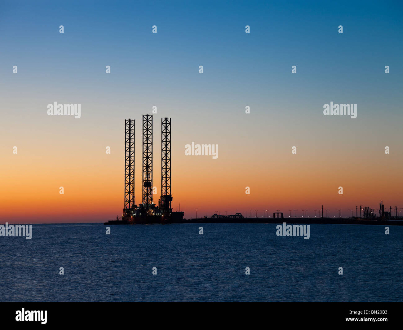 Impianto di perforazione al mattino. Foto Stock