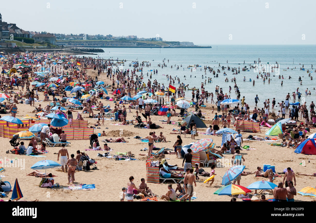 Un affollato Margate Beach su una calda estate weekend, Inghilterra Foto Stock