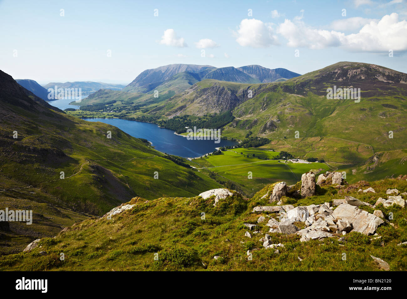 Vista serale di Buttermere e Crummock acqua da pile di fieno, nel distretto del lago, England Regno Unito Foto Stock