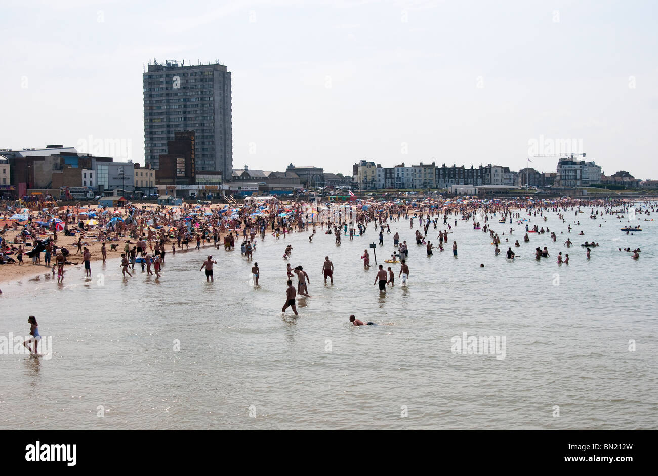 Un affollato Margate Beach su una calda estate weekend, Inghilterra Foto Stock