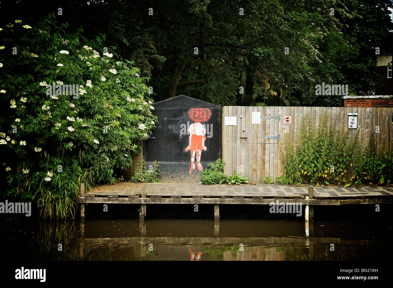 Inquietante Sreet Art su un ormeggio in Rochdale canal a Hebden Bridge,Yorkshire, Inghilterra Foto Stock