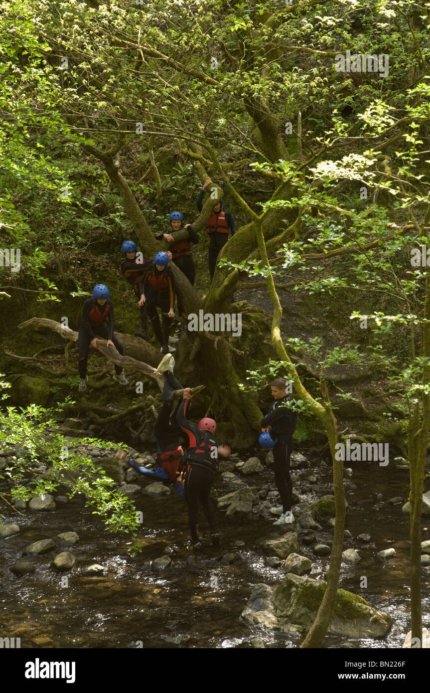 Outdoor adventure group, Sychryd Valley, Ystradfellte, Parco Nazionale di Brecon Beacons, Powys, Wales, Regno Unito, Europa Foto Stock