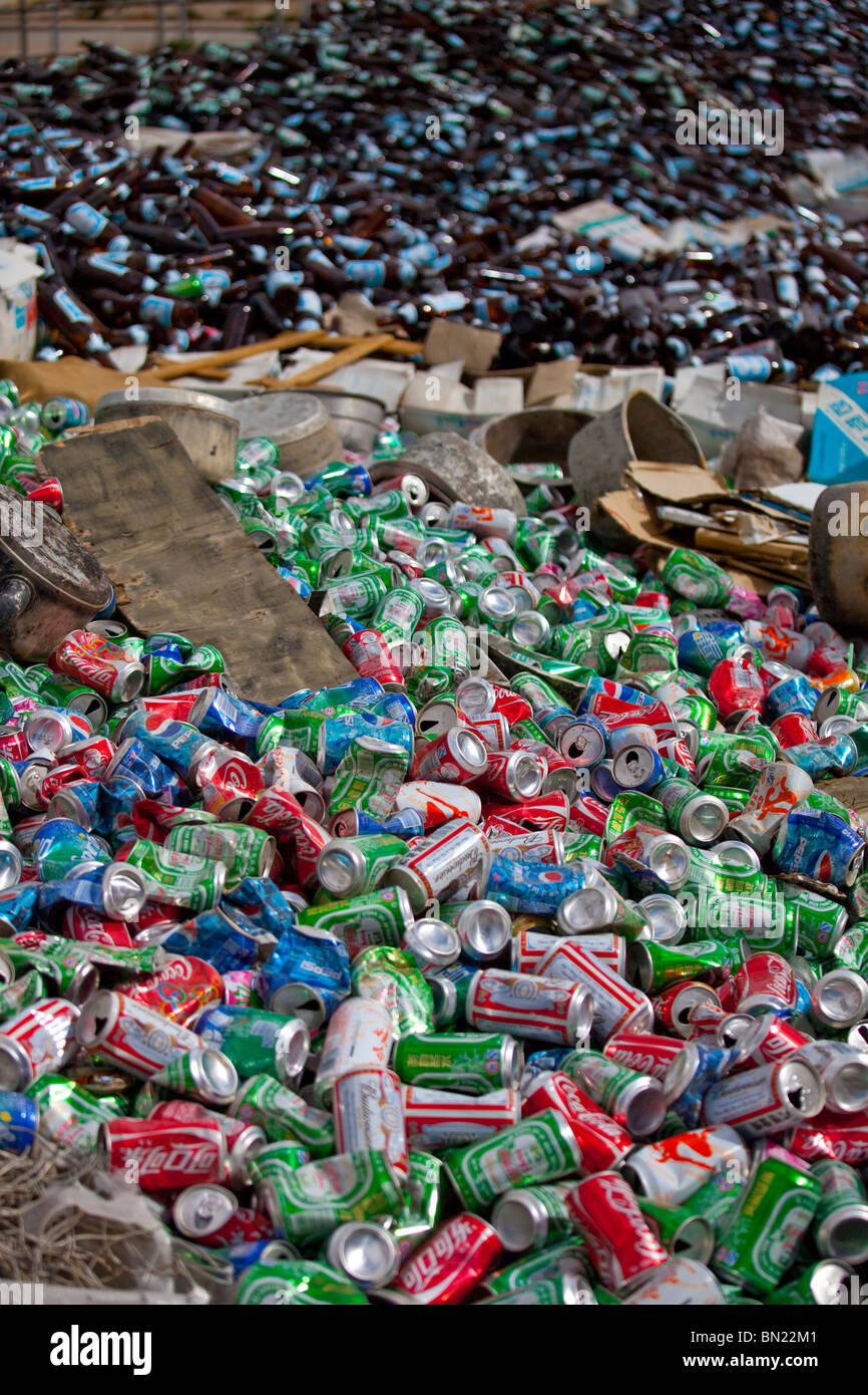 Le lattine di alluminio e bottiglie in vetro raccolti per il riciclaggio in Gyantse, Tibet Foto Stock
