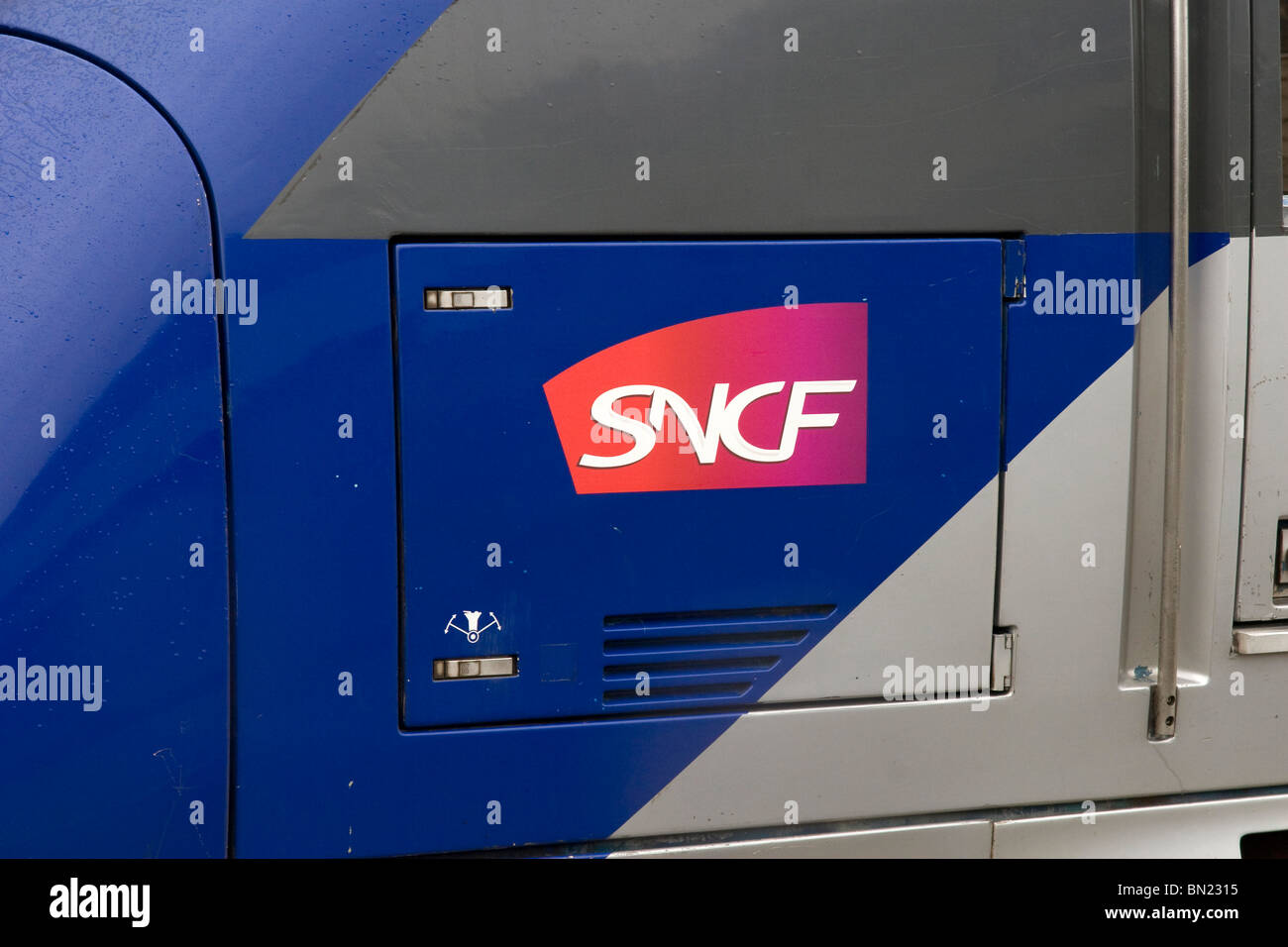 SNCF Logo sulla cabina francese del convoglio ferroviario Foto Stock
