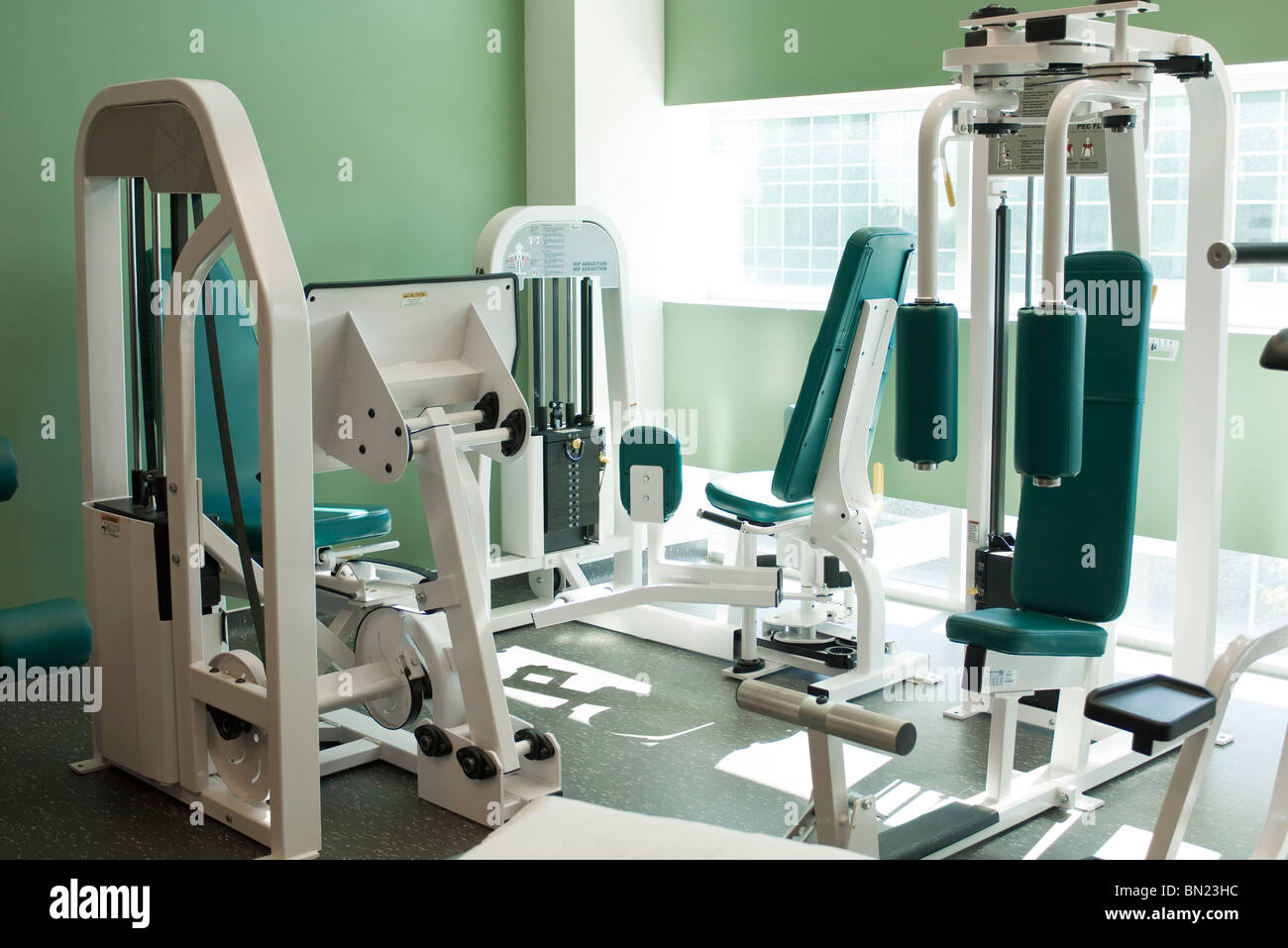 Attrezzature per il fitness in palestra Foto Stock