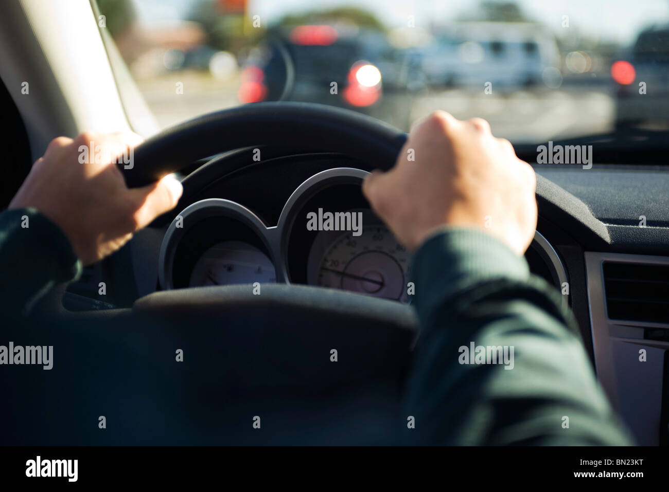 La guida con entrambe le mani sul volante Foto Stock