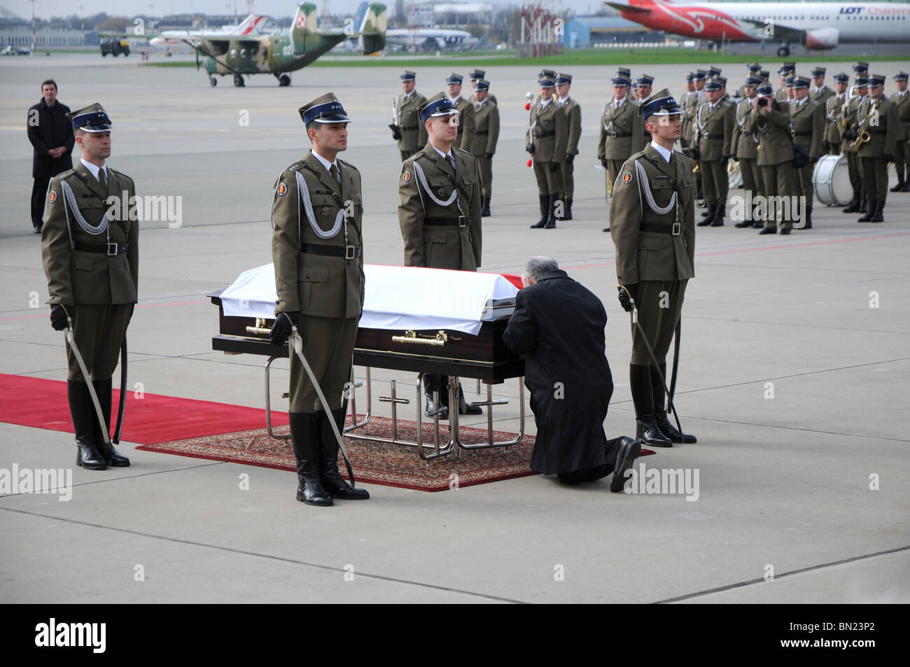 11.04.2010. Il presidente polacco Lech Kaczynski il corpo ritorna a Varsavia. Cerimonia su Okecie aeroporto militare (leggere la descrizione) Foto Stock