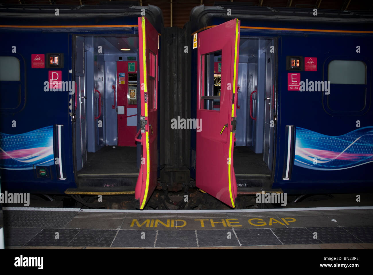 Carrello a due porte aperte su un treno in attesa sul binario presso la stazione di Paddington London REGNO UNITO Foto Stock