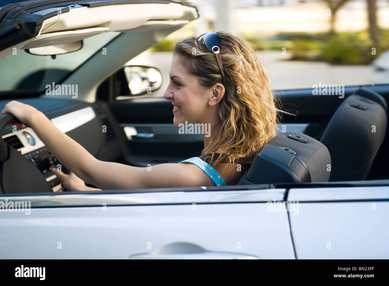 Giovane donna convertibile di guida Foto Stock