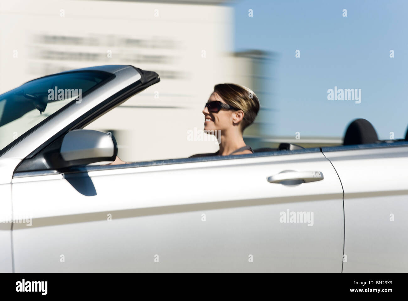 La donna a una guida veloce nel convertibile Foto Stock