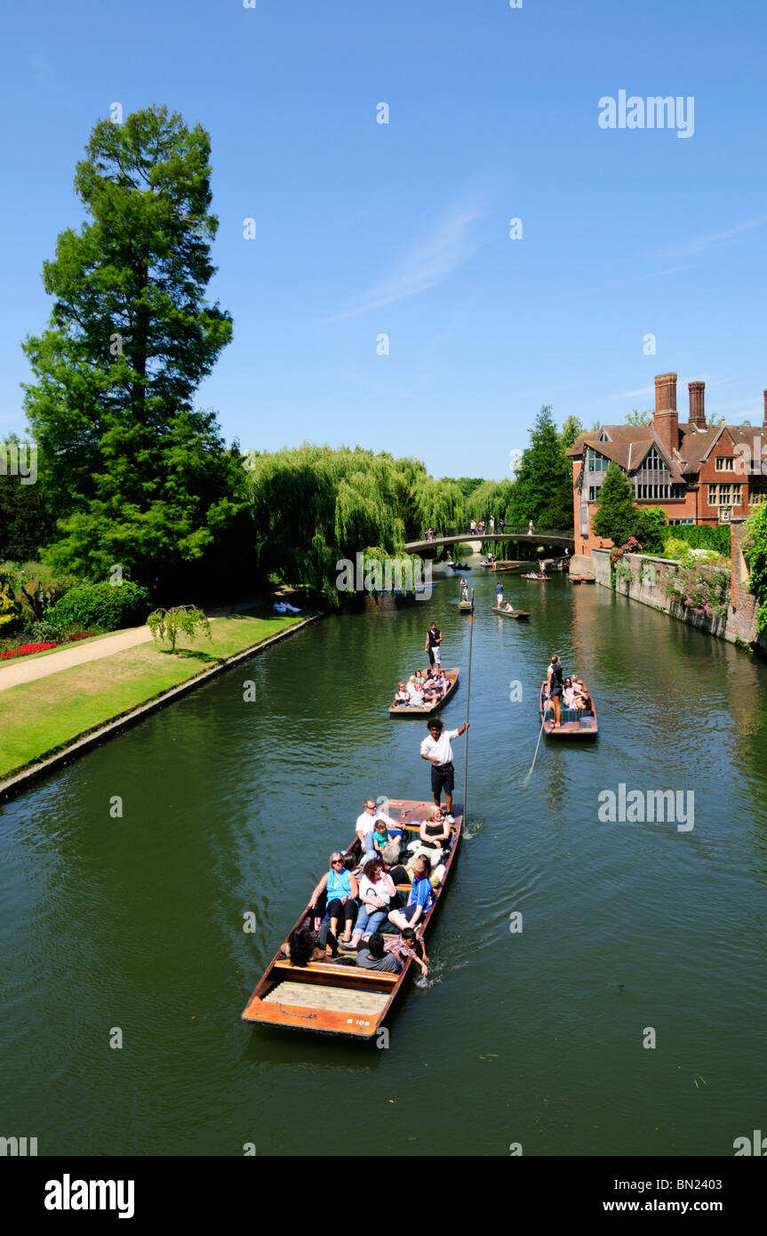 Punting sul fiume Cam, guardando verso la libreria Jerwood al Trinity Hall College, Cambridge, Inghilterra, Regno Unito Foto Stock